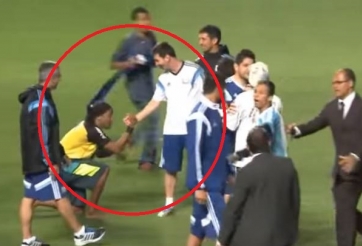 VIDEO: Bản sao của Ronaldinho chạy vào sân quỳ lạy Messi