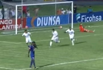 VIDEO: Siêu phẩm bàn thắng được ghi bởi... nữ cổ động viên