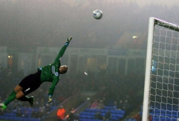 VIDEO: Thủ môn tự sút vào gôn nhà theo cách đen đủi chưa từng thấy