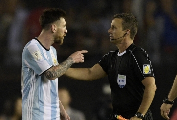 VIDEO: Trọng tài phải xin lỗi vì kiến tạo bàn thắng quyết định