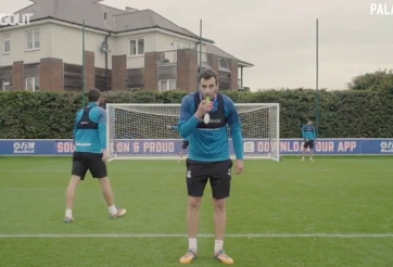 VIDEO: Cầu thủ tự cản phá cú penalty của mình nhờ 'thuật phân thân'