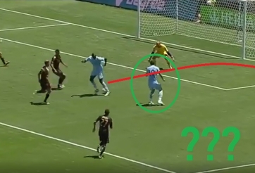 VIDEO: Balotelli biểu diễn lố bịch và cái kết 'đắng lòng'