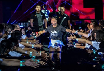 'Ong sát thủ' Bi Nguyễn và ước mơ từ những tờ vé số của cha