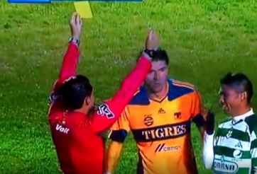 Hy hữu: Trọng tài rút 'thẻ vàng đôi' phạt 2 cầu thủ