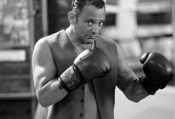 Huyền thoại võ thuật 112 trận thắng 'tẩn' 3 tên côn đồ nhập viện