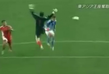 VIDEO: Thủ môn Trung Quốc song phi triệt hạ cầu thủ Nhật Bản