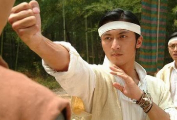 Môn đồ Vịnh Xuân thua tơi bời võ sĩ Muay Thái sau 20 giây