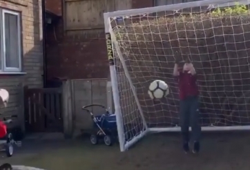 Thủ môn nhí dùng mặt cản phá siêu phẩm gây sốt MXH