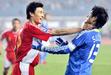 VIDEO: Cầu thủ Trung Quốc 'đá bóng như đánh nhau' khi gặp Nhật Bản