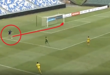 VIDEO: Thủ môn phản lưới nhà không tưởng ở góc 0 độ