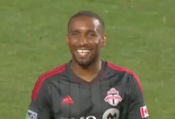 Cựu sao Ngoại hạng Anh bẽ mặt vì tranh đá phạt với đồng đội