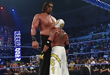 Đô vật tí hon ăn đòn 'sấp mặt' khi đối đầu gã khổng lồ hơn 2 mét