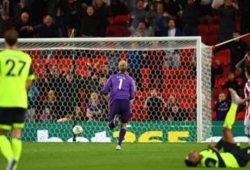 VIDEO: Pha phản lưới nhà 'đẹp mắt' và khó tin nhất thế giới