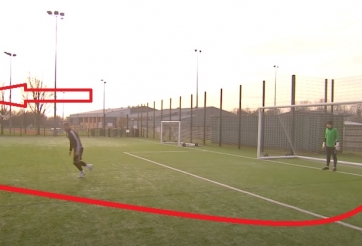 VIDEO: Cú đá penalty 'ngược đời' nhất thế giới