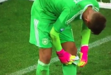 VIDEO: Thủ môn 'giở phao' trước quả penalty và cái kết có hậu