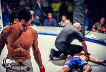 Thành Lê bị đánh vỡ quai hàm vẫn ra đòn khiến đối thủ bất tỉnh