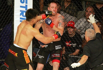 Bị chế nhạo, Cung Lê ra 'mưa đòn' khiến đối thủ gục tại chỗ