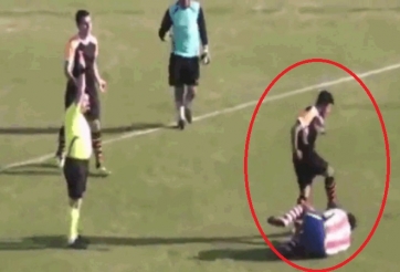 VIDEO: Cầu thủ sút thẳng vào mặt đối phương sau khi nhận thẻ đỏ