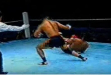 Cung Lê ra mưa đòn khiến 'vua đấu vật Trung Quốc' bỏ chạy