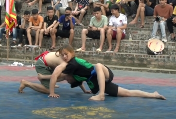 Thiếu nữ xinh đẹp đấu vật với đàn ông và cái kết mãn nhãn