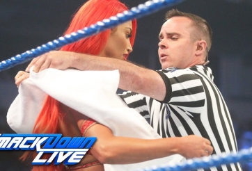 VIDEO: Mải biểu diễn, nữ đô vật tuột dây áo trước khi thượng đài