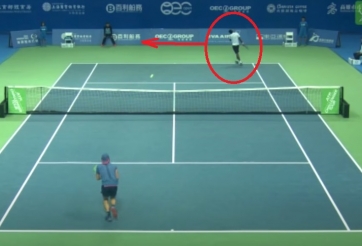 VIDEO: Cú đánh tennis kiểu 'khổ nhục kế' khiến đối thủ đập vợt
