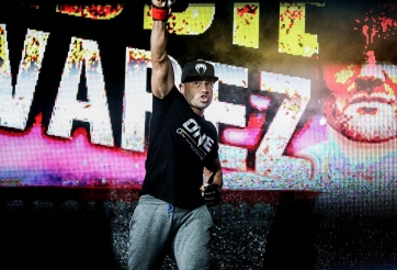 Câu chuyện phía sau màn chào sân của huyền thoại MMA Eddie Alvarez