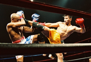 Cung Lê tung liên hoàn cước, quật ngã Thủy quân lục chiến Hoa Kỳ