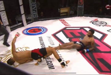 Hai võ sĩ cùng bị đánh gục trong lồng bát giác