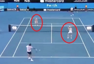 VIDEO: Federer khiến đồng đội nữ 'buông vợt' và cái kết