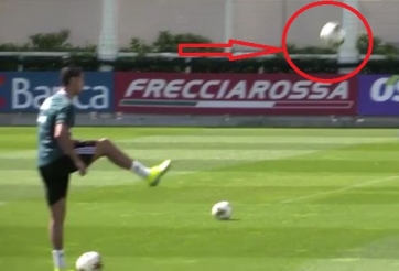 VIDEO: Ronaldo trình diễn kỹ năng bóng rổ... bằng chân