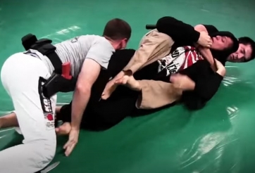 Võ sĩ MMA một mình chấp 2 đặc nhiệm và cái kết khó tránh