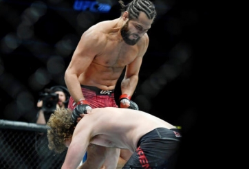 VIDEO: Cú 'gối bay' knock-out nhanh nhất lịch sử UFC