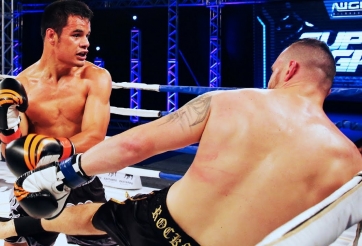 'Thánh Phồng Tôm' tung 1 đấm xoay chuyển hoàn toàn cục diện trận đấu