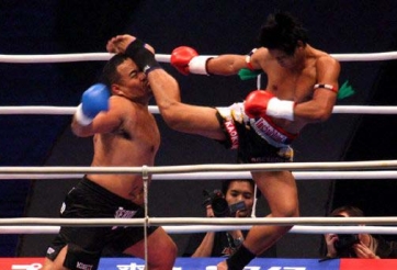 'Cậu bé chăn cừu' bay người hạ knock-out gã khổng lồ