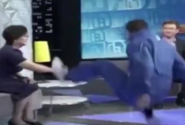 VIDEO: Nữ đại sư 'truyền điện' một tay hạ 4 học trò trên truyền hình