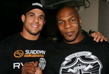 Mike Tyson trở lại sàn võ với khoảnh khắc hiếm có trong lịch sử