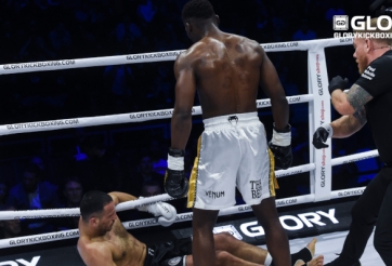 VIDEO: Tưởng đã thắng, võ sĩ chạy ra khỏi sàn đấu và cái kết