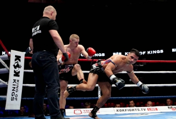 VIDEO: Võ sĩ hoảng sợ sau khi đánh đối thủ bất tỉnh nằm sàn