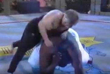 VIDEO: Võ sĩ 90kg ra đòn như giã gạo 'nghiền nát' đối thủ 270kg