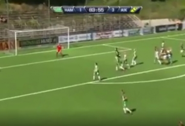 VIDEO: Nữ cầu thủ 19 tuổi tái hiện pha đá phạt kinh điển của Ronaldinho