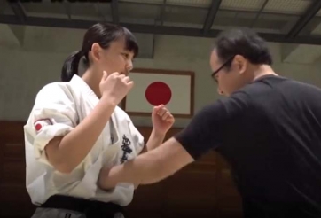 VIDEO: Hot girl karate luyện tập tuyệt kỹ 'mình đồng da sắt'