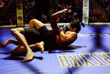 VIDEO: Suýt dính đòn, võ sĩ gốc Việt lật ngược tình thế buộc đối thủ đầu hàng