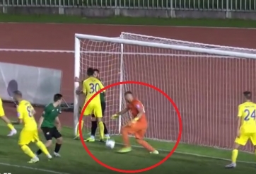 VIDEO: Thủ môn bị nghi bán độ vì mắc 2 sai lầm 'như tấu hài'