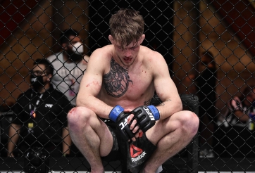 VIDEO: Võ sĩ MMA xin đầu hàng 18 lần trong trận đấu