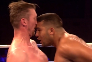 VIDEO: Võ sĩ liên tục đấm trộm đối thủ và cái kết gây phẫn nộ