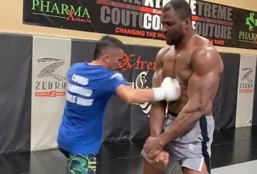 Võ sĩ có cú đấm mạnh nhất thế giới méo mặt vì thử thách đứng yên chịu đòn