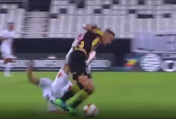 VIDEO: Bị vượt mặt, cầu thủ bay người tung cước hạ đo ván đối phương