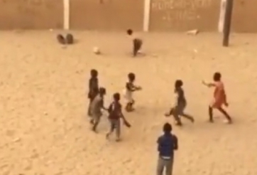 HÀI HƯỚC: Cậu bé bị bạn đuổi đánh sau khi sút hỏng penalty