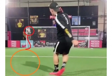 VIDEO: Cầu thủ vô danh thực hiện cú sút phá vỡ mọi quy luật vật lý